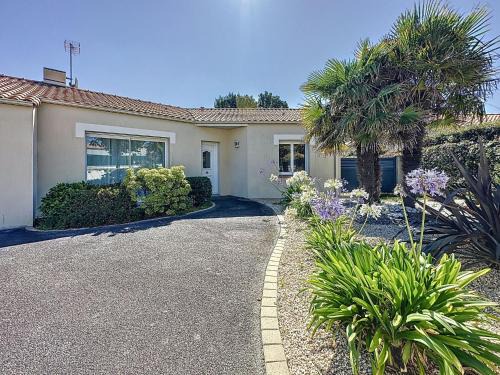 Tharon-Plage House | Holiday Home Villa Sel et Pins by Interhome