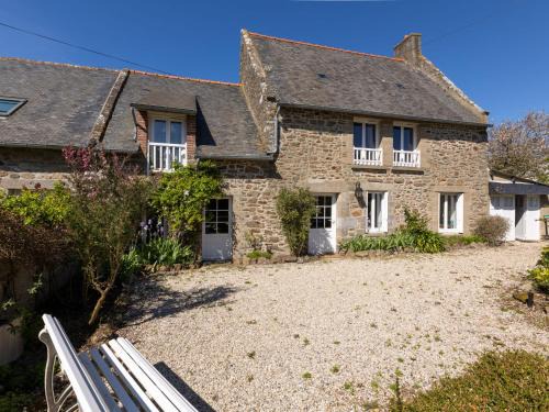 Saint-Coulomb House | Holiday Home Ville Guerin by Interhome