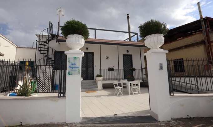 Pompei House | Holiday home with facilities for the disabled, private entrance, private parking