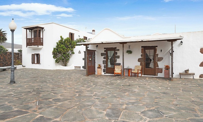 Los Valles House | Holiday home with mountain views, balcony and Wi-Fi
