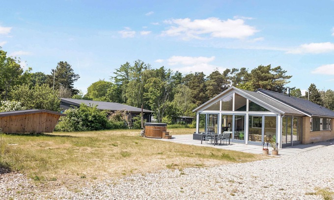 Hoensinge House | Holiday home with outdoor jacuzzi and shelter