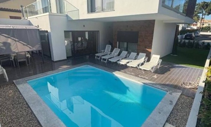 Corroios House | Holiday home with pool 15 minutes walk from the beach and 5 minutes from Aroeira golf course