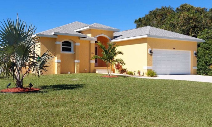 Rotonda Heights House | Holiday home with a picturesque view of the lake