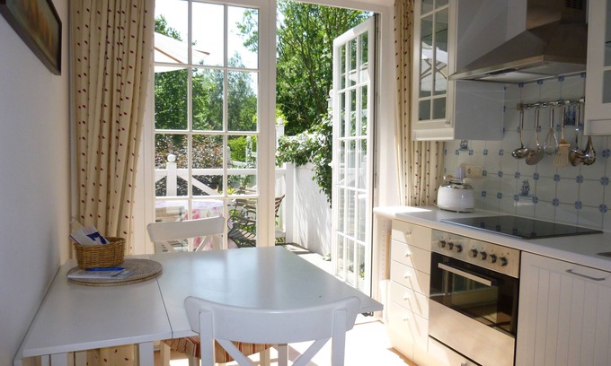 Klein Bollhagen House | Holiday house "Am Brunnen" with private whirlpool, fireplace, garden