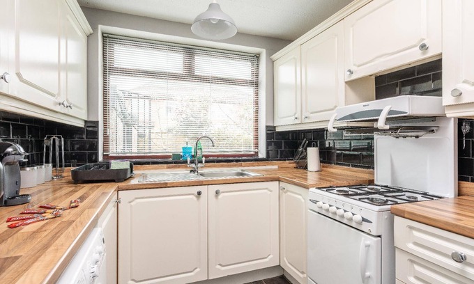 Droylsden House | Holiday house Droylsden for 1 - 6 persons with 3 bedrooms - Twin house