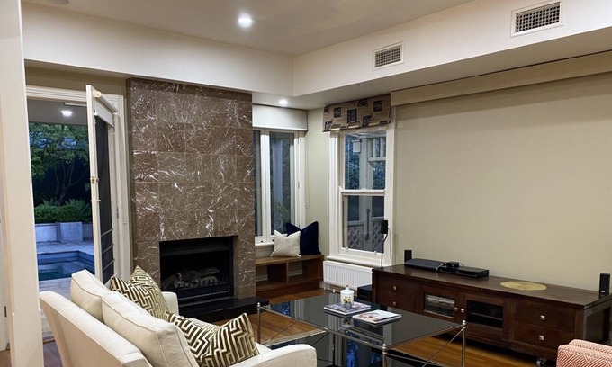 Canterbury House | Holiday House in Canterbury with pool
