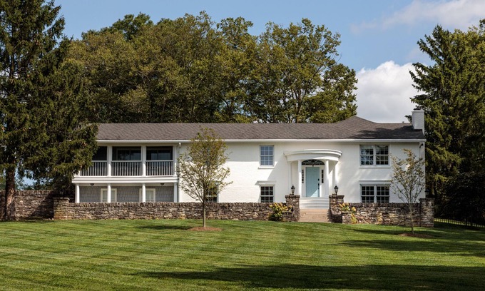 Midway House | HOLIDAY HOUSE - Kentucky Bluegrass Home on Champion Thoroughbred Farm