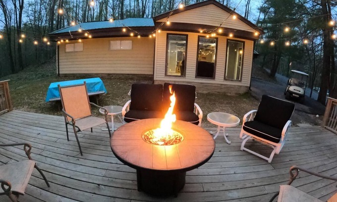 Eddyville House | Holiday House (Sleeps 1-12) - Offer a 4-bedroom, 2-bath unit with 1 queen, 3 full, 4 twin beds, and a pull-out sofa.