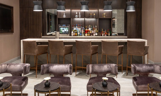 Chelsea Hotel | Holiday Inn Boston Logan Airport - Chelsea by IHG