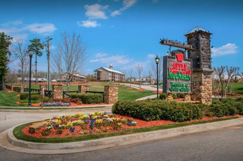 Clarkesville Hotel | Holiday Inn Club Vacations Apple Mountain Resort at Clarkesville