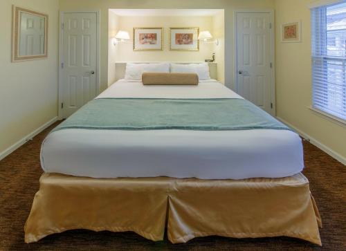 South Lee Hotel | Holiday Inn Club Vacations Oak n Spruce Resort in the Berkshires