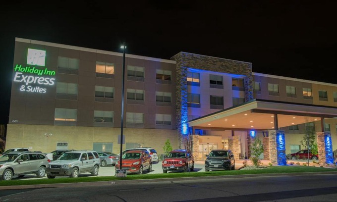 Fort Wayne Hotel | Holiday Inn Express & Suites - Fort Wayne North by IHG