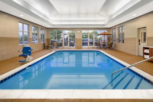 Southeast Colorado Springs Hotel | Holiday Inn Express & Suites Colorado Springs-Airport by IHG