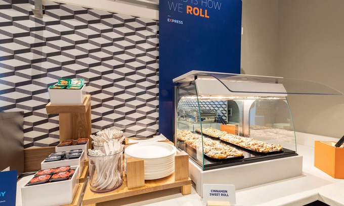 Waldron Hotel | Holiday Inn Express and Suites Kansas City Airport by IHG