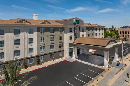 Raisin Hotel | Holiday Inn Express Fresno River Park Highway 41 by IHG