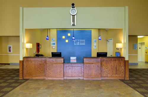 South Kansas City Hotel | Holiday Inn Express Hotel & Suites Kansas City Sports Complex by IHG