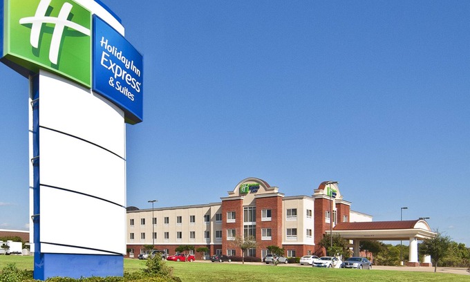 Canton Hotel | Holiday Inn Express Hotel & Suites Canton by IHG