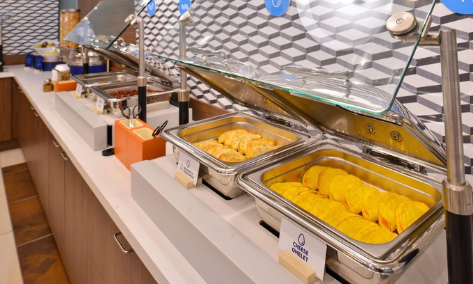 Pratt Hotel | Holiday Inn Express Hotel & Suites Pratt by IHG