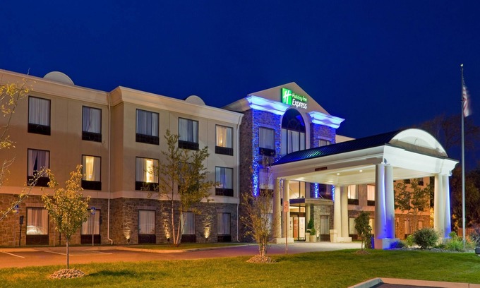 Chester Hotel | Holiday Inn Express Hotel & Suites Chester by IHG