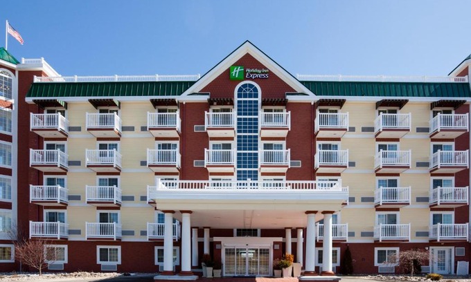 Petoskey Hotel | Holiday Inn Express Hotel & Suites Petoskey by IHG