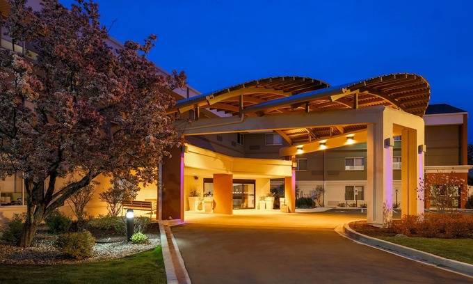 Wauwatosa Hotel | Holiday Inn Express Milwaukee-West Medical Center by IHG