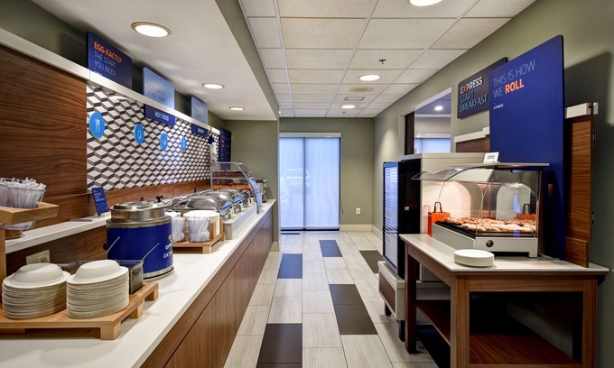 Middletown Hotel | Holiday Inn Express Newport North - Middletown by IHG