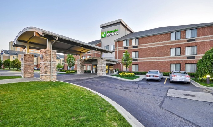 Romulus Hotel | Holiday Inn Express Romulus/Detroit Airport by IHG
