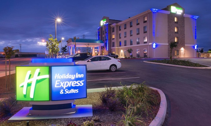 Greenacres Hotel | Holiday Inn Express & Suites Bakersfield Airport by IHG