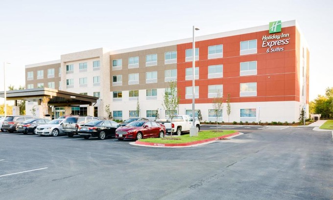 Russellville Hotel | Holiday Inn Express & Suites Russellville by IHG