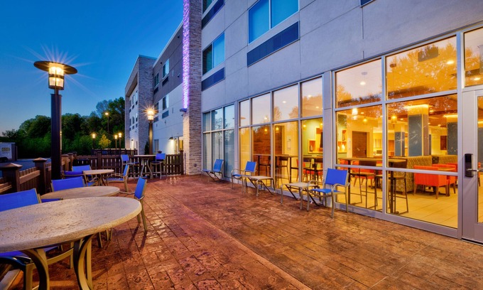 New Castle Hotel | Holiday Inn Express & Suites New Castle by IHG