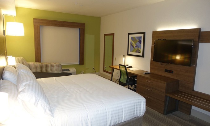 Brentwood Hotel | Holiday Inn Express & Suites Brentwood by IHG