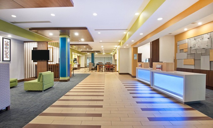 Uniontown Hotel | Holiday Inn Express & Suites Uniontown by IHG
