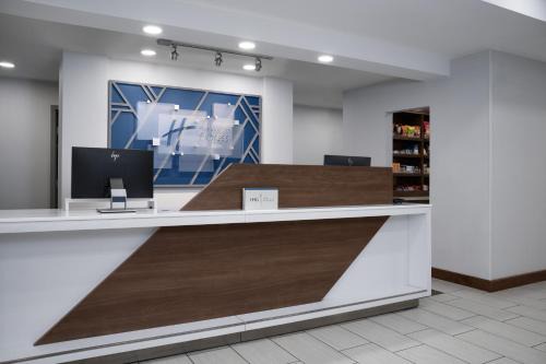 Jefferson Manor Hotel | Holiday Inn Express & Suites Alexandria - Fort Belvoir by IHG