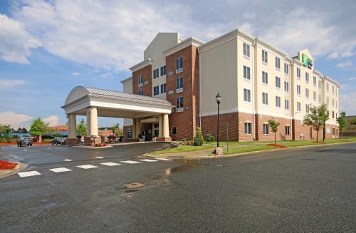Paw Creek Hotel | Holiday Inn Express & Suites Charlotte North by IHG