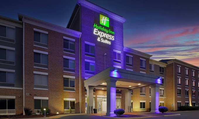 Colgate Hotel | Holiday Inn Express & Suites Milwaukee Nw Park Place by IHG