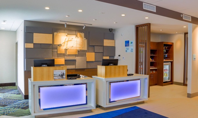 Livonia Hotel | Holiday Inn Express & Suites Detroit Northwest - Livonia by IHG