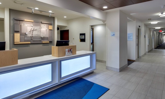 Drayton Plains Hotel | Holiday Inn Express & Suites Detroit - Farmington Hills by IHG
