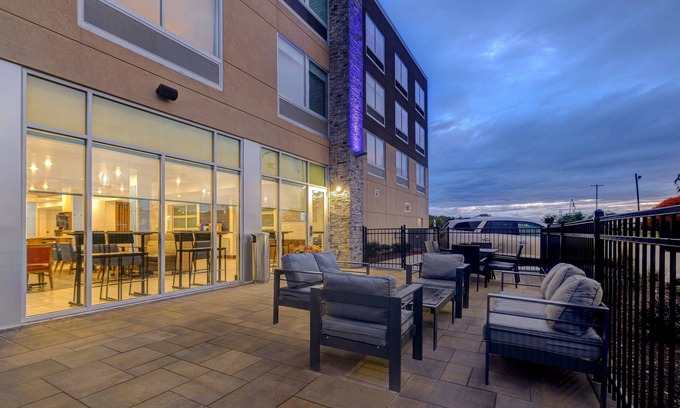 Wyoming Hotel | Holiday Inn Express & Suites Grand Rapids South - Wyoming by IHG