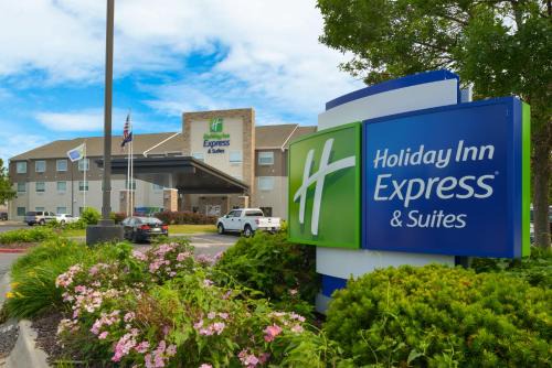Omaha Hotel | Holiday Inn Express & Suites - Omaha - 120th and Maple by IHG