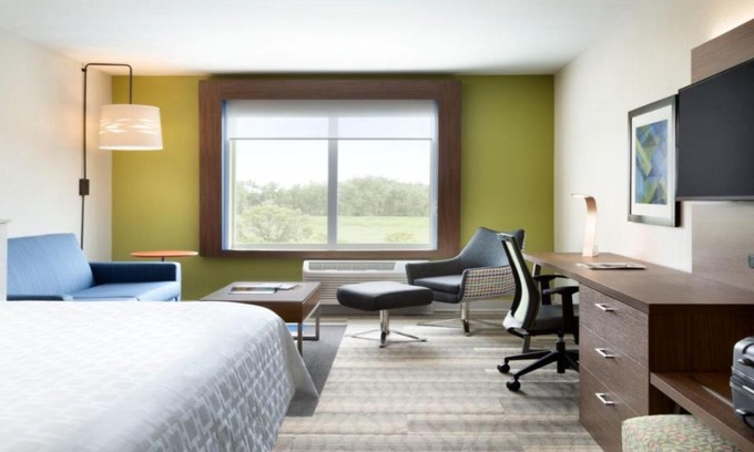 Canton Hotel | Holiday Inn Express & Suites - Canton by IHG