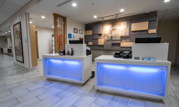 Lake Charles Hotel | Holiday Inn Express & Suites Lake Charles South Casino Area by IHG