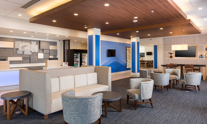 Visalia Hotel | Holiday Inn Express Visalia Sequoia Gateway Area by IHG