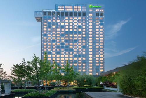 Pudong Hotel | Holiday Inn Shanghai Pudong Kangqiao by IHG - Free shuttle bus to Disney land, Ins Swimming Pool