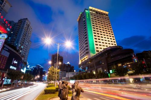 Jing'an Hotel | Holiday Inn Shanghai Vista by IHG - Easy access to travel spot city walk