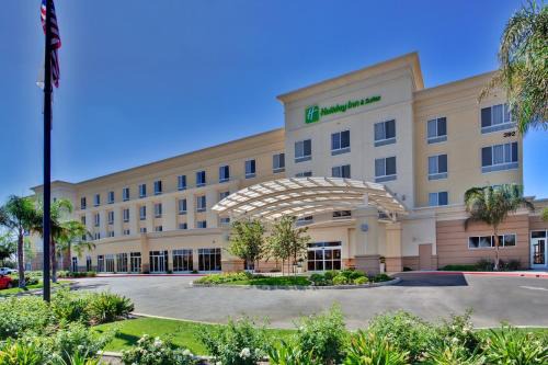 Bakersfield Hotel | Holiday Inn & Suites Bakersfield by IHG