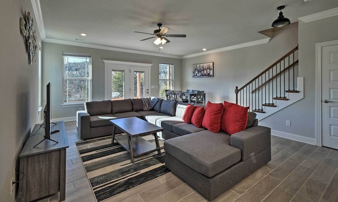 Holiday Island House | ‘Holiday Island’ Beaver Lake Escape w/ Views!
