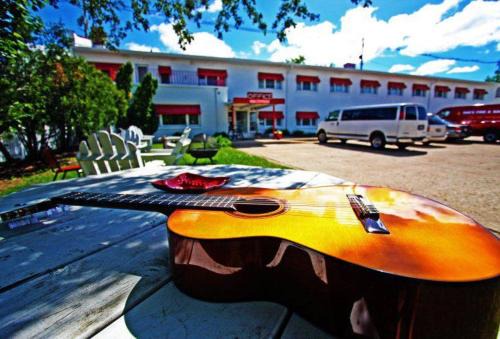 Sturgeon Bay Hotel | Holiday Music Motel