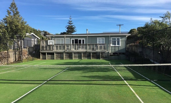 Waikanae House | !Holiday special. 7 for 6! Classic 50s seaside bach with tennis court