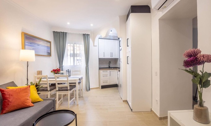 La Trinidad Apartment | Holidays2Malaga Carril & 5G WIFI & Ideally for working & Sat TV