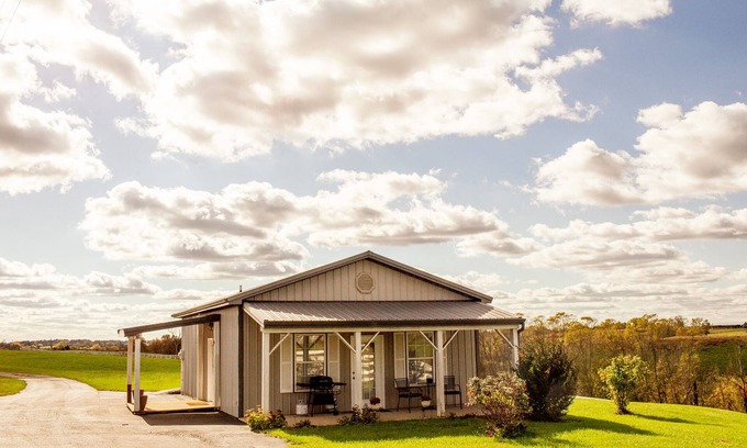 Williamstown Cottage | Holland Country Cottage is located in the Golden Triangle!